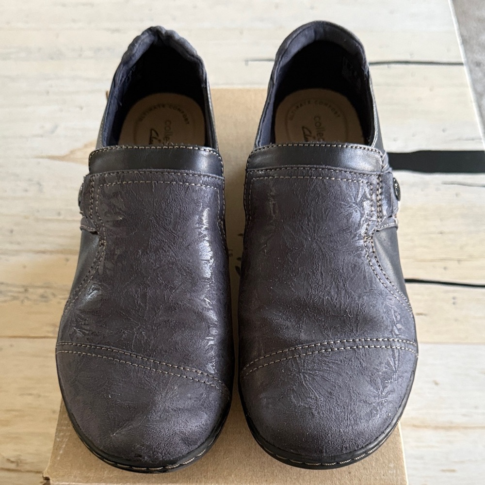 Clarks Cora Poppy Womens Cap Closed Toe Slip-On Shoe size 8.5 - Navy EUC